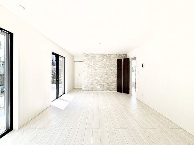 アクセントクロスがオシャレ!家族団らんの時間が充実しそうなリビングです。