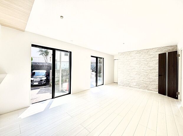 明るい陽光が注ぎ、寛ぎの雰囲気に満たされるリビングダイニング
