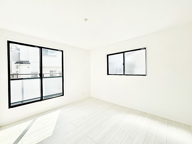 バルコニーが明るさと開放感を演出!朝スッキリと目覚められそうですね。