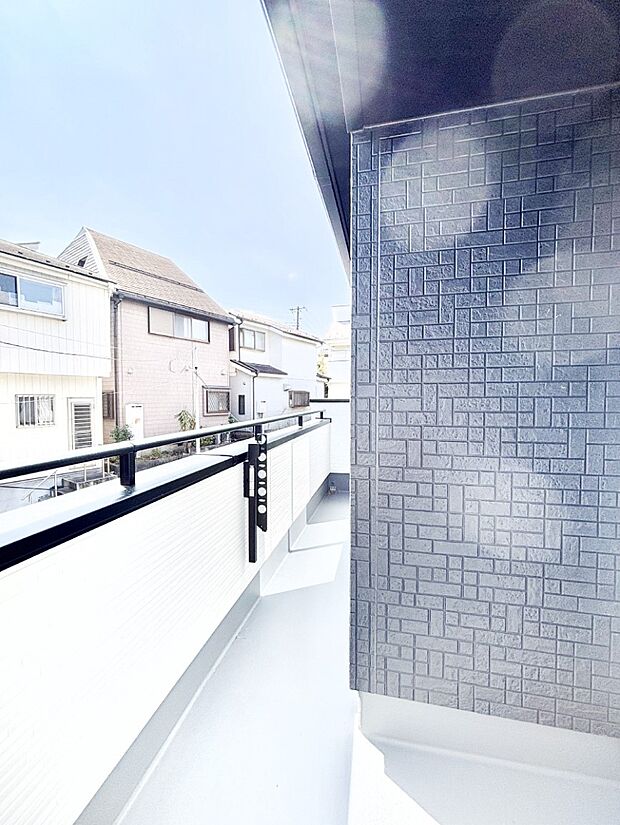 暖かな陽光が降り注ぐバルコニーはお洗濯におすすめ。爽やかな風も心地よいです。
