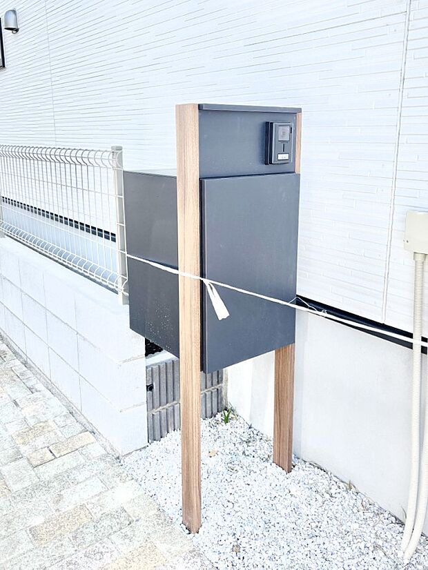表札・インターホン・ポスト・宅配ＢＯＸが一体型となったシンプルデザインの門柱