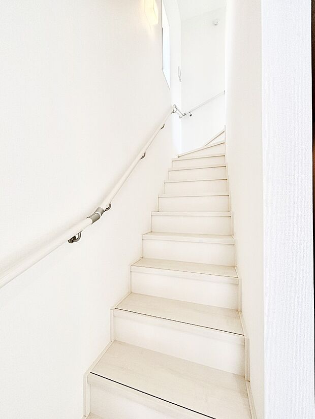 小さなお子様やご年配の方に嬉しい配慮!階段には手摺付きです。