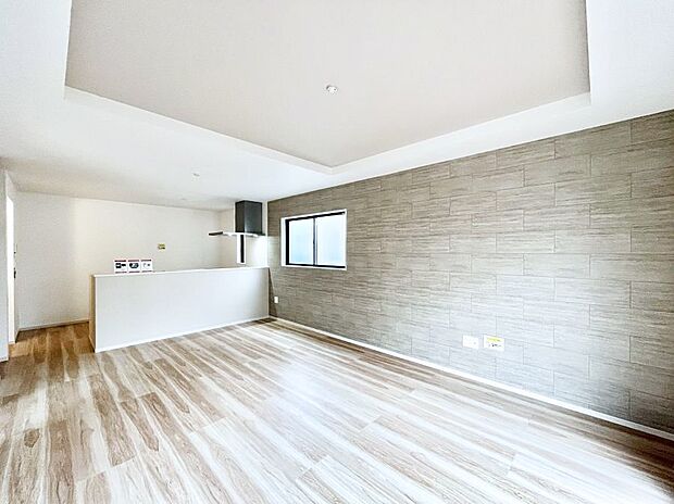 アクセントクロスがお洒落なリビング。家族でのんびりくつろげる広々スペース。