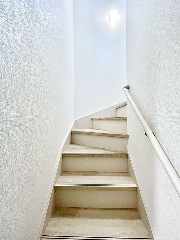 階段は手すり付きなので小さなお子さまやご高齢の方も安心です