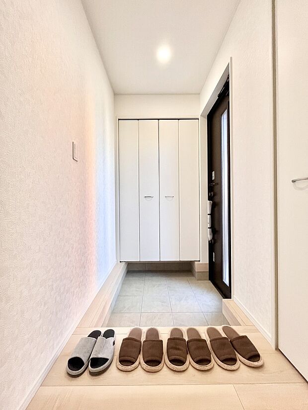 家族の帰宅やお客様をあたたかく迎える玄関   