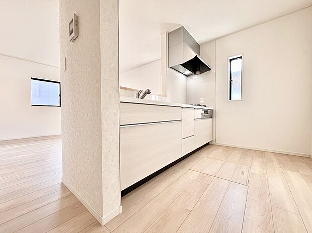 爽やかな風が通り抜けるキッチン。窓があるので明るく換気にも役立ちます。 