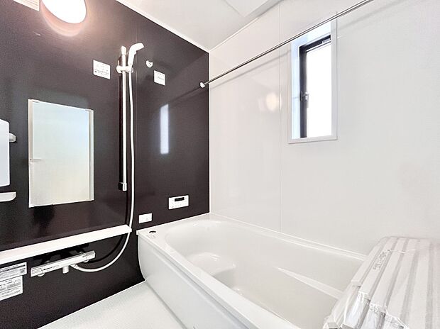 一日の疲れを癒してくれる明るい清潔感のあるバスルーム   