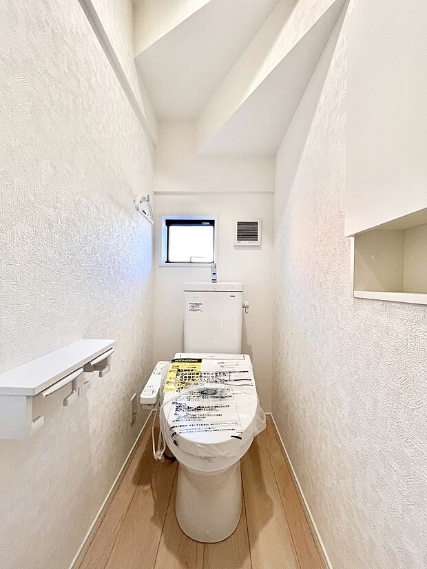 明るく清潔感のあるトイレです。  