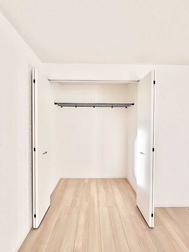 洋室のクローゼット。奥行きがあるので厚手の衣類もすっきり収まります。 