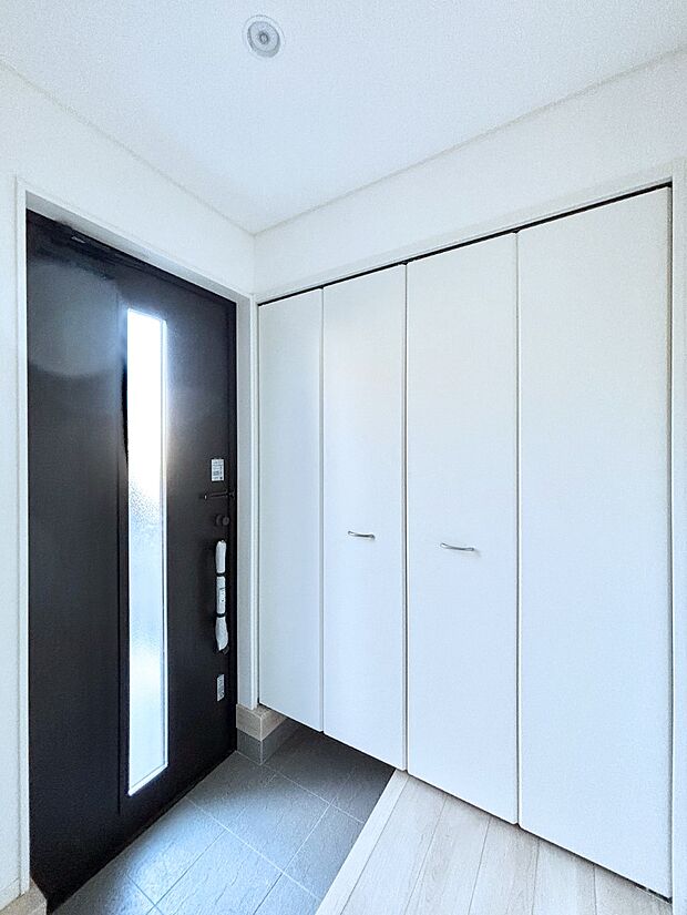 天井まである玄関収納で、家族全員の靴もすっきり収納！ 