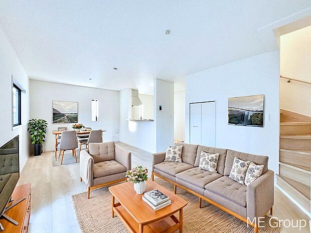 ご家族の賑やかな話し声で包まれる明るいリビング  ※家具はCGです