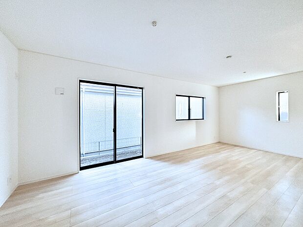 大きな窓からたっぷりの陽光と風を感じられるリビング