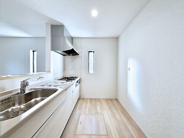 爽やかな風が通り抜けるキッチン。窓があるので明るく換気にも役立ちます。