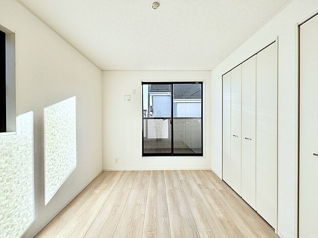 明るいバルコニーサイドに洋室を設置。目覚めの良い寝室に。 