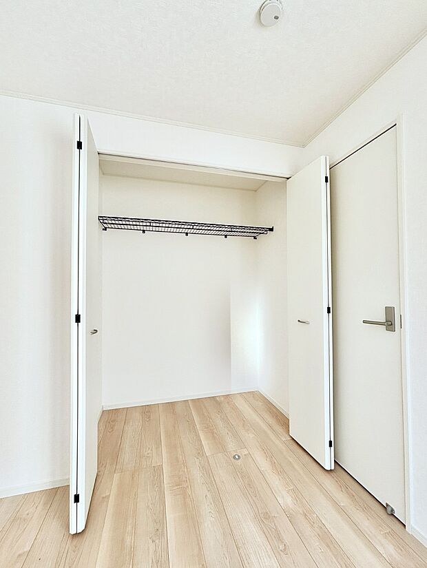 洋室のクローゼット。奥行きがあるので厚手の衣類もすっきり収まります。