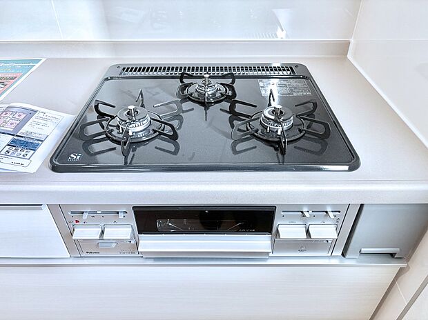 ガスコンロはＳｉセンサー搭載。火力調節や焦げ付き・消し忘れも防いでくれます。