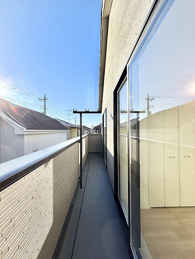 ゆったりバルコニーだから沢山お洗濯ものを干せます。