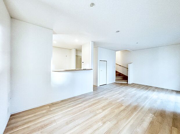 アクセントクロスがお洒落なダイニング。家族でのんびりくつろげる広々スペース。