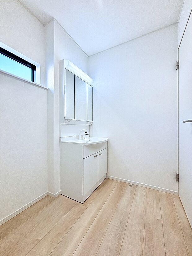 清潔感のある快適空間です。毎日の身支度も気持ち良くお使い頂けます。 