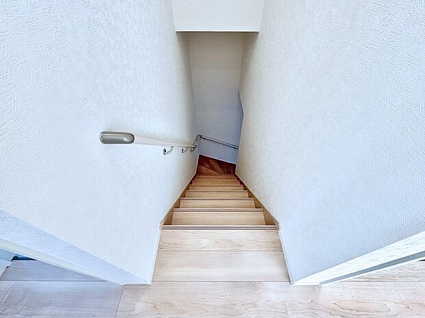 安全性を考慮し階段には手すりを設置しています