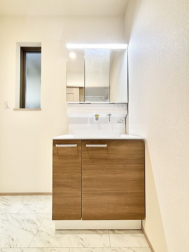 大きく見やすい三面鏡で清潔感ある洗面台は、身だしなみチェックや肌のお手入れにおすすめです。 