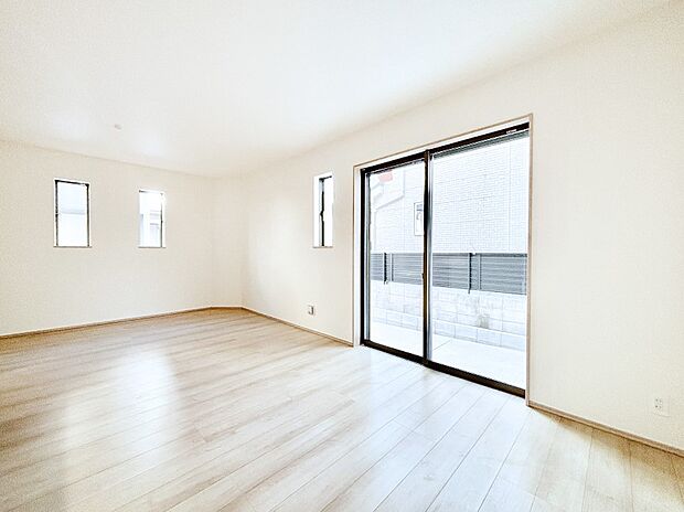 明るい陽光が注ぎ、寛ぎの雰囲気に満たされるダイニング。