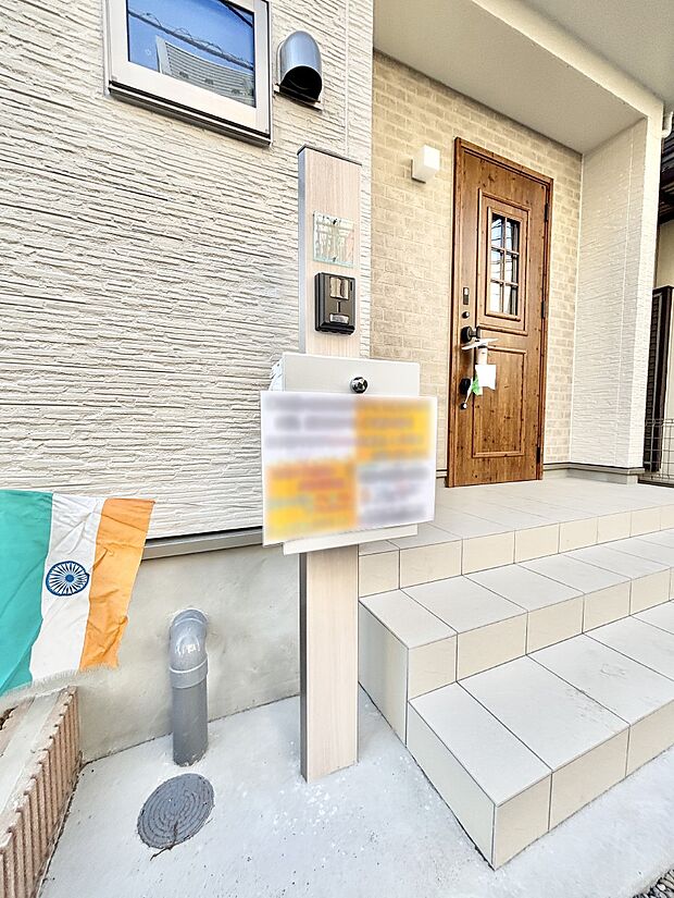 表札・インターホン・ポストをひとつに集約。エントランスになじむシンプルデザイン。