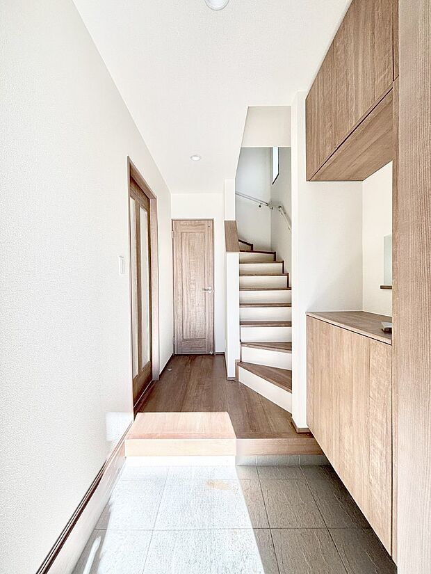 いつもきれいにしておきたい玄関ですね。