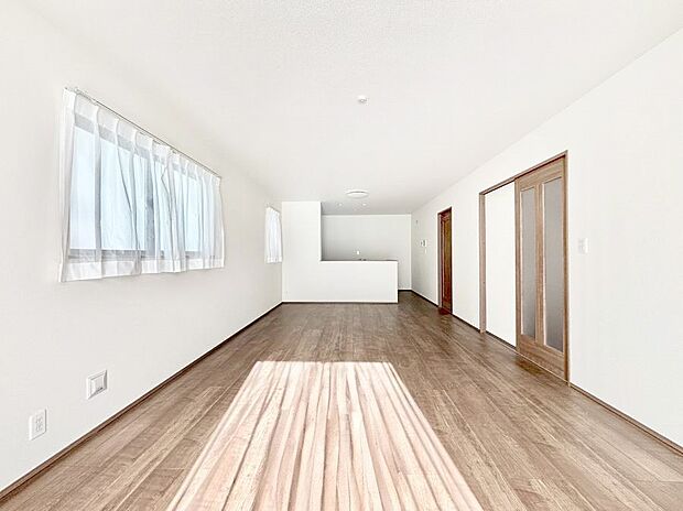 ご家族の賑やかな話し声で包まれる明るいリビング 