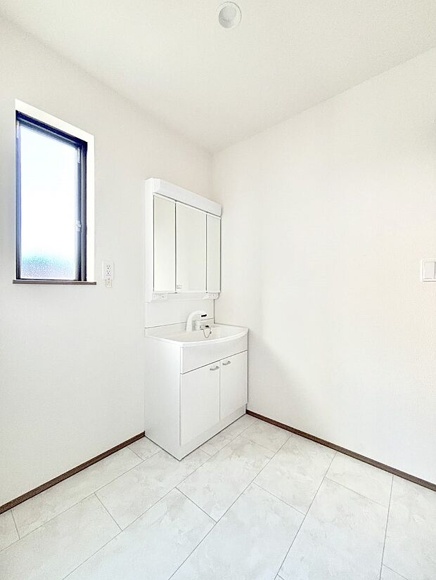 明るい洗面所は毎朝の身支度も楽しくできちゃいそうです。