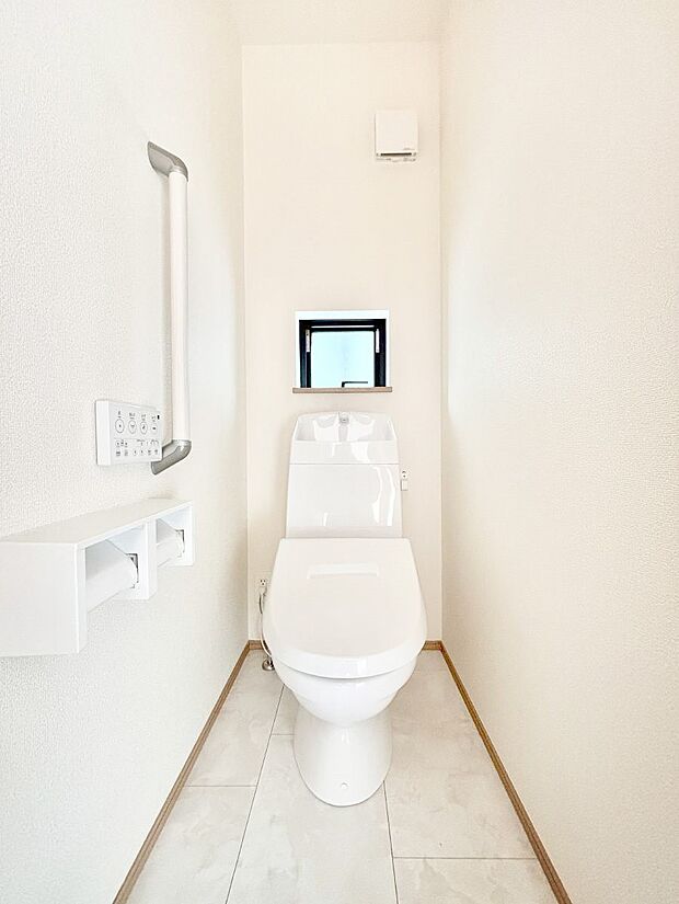 明るく清潔感のあるトイレです。