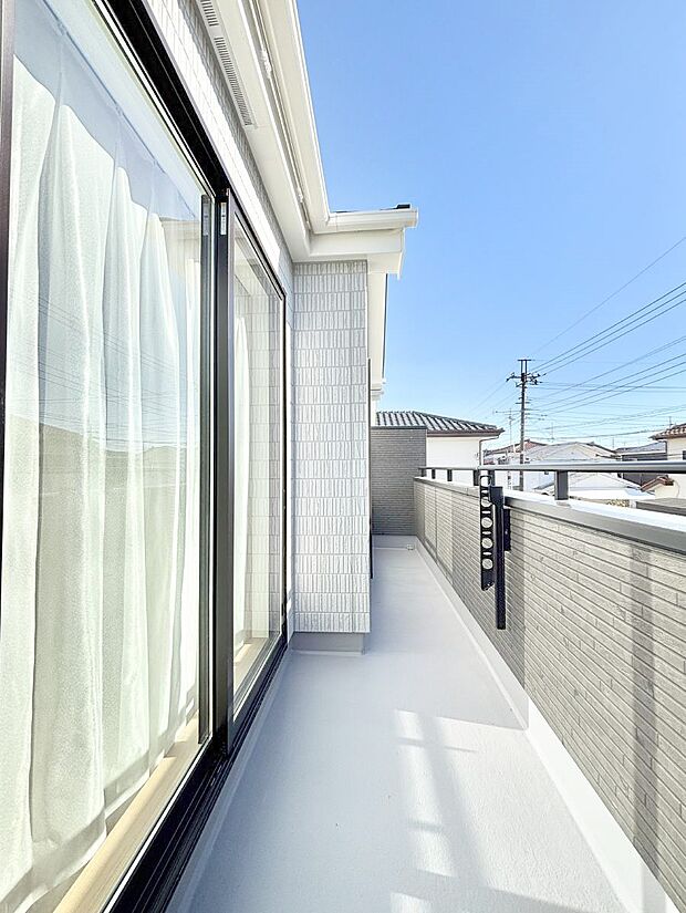 ゆったりバルコニーだから沢山お洗濯ものを干せます。