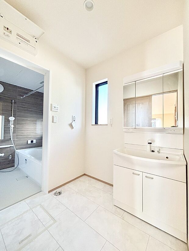 身支度もスムーズにおこなえる脱衣場。