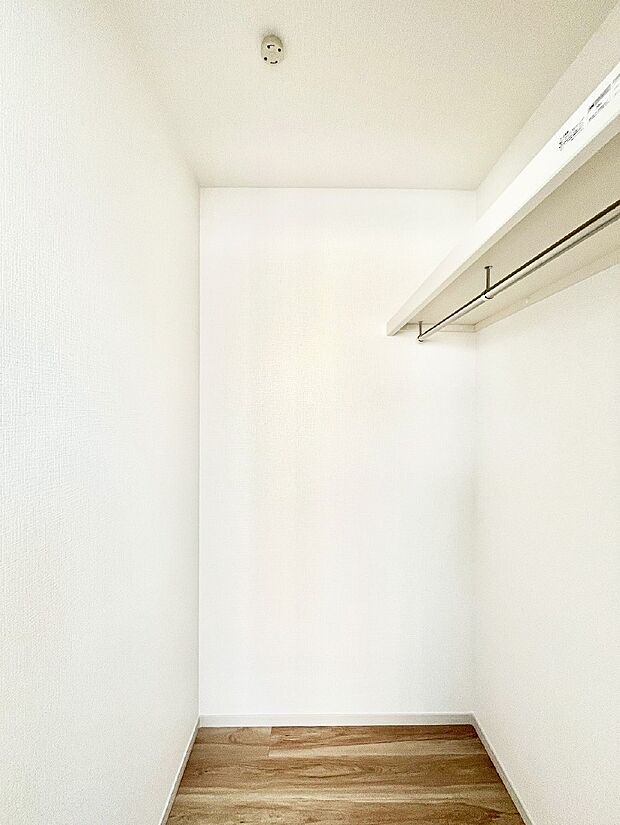 衣類をハンガーに掛けたまま収納できるWIC。衣類の整理整頓がしやすくて便利です！