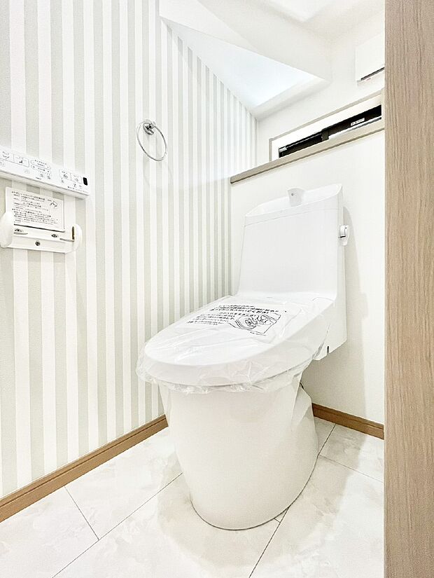明るく清潔感のあるトイレです。