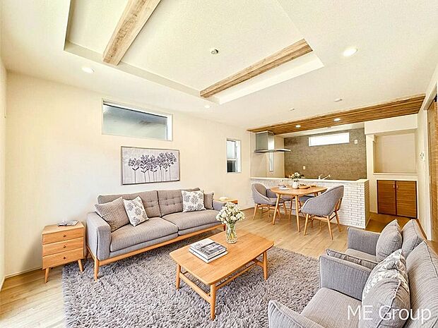 ご家族の賑やかな話し声で包まれる明るいリビング  ※家具はCGです　