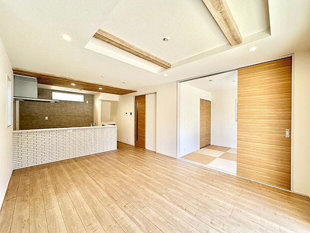 明るい陽光が注ぎ、寛ぎの雰囲気に満たされるリビング・ダイニング。 　