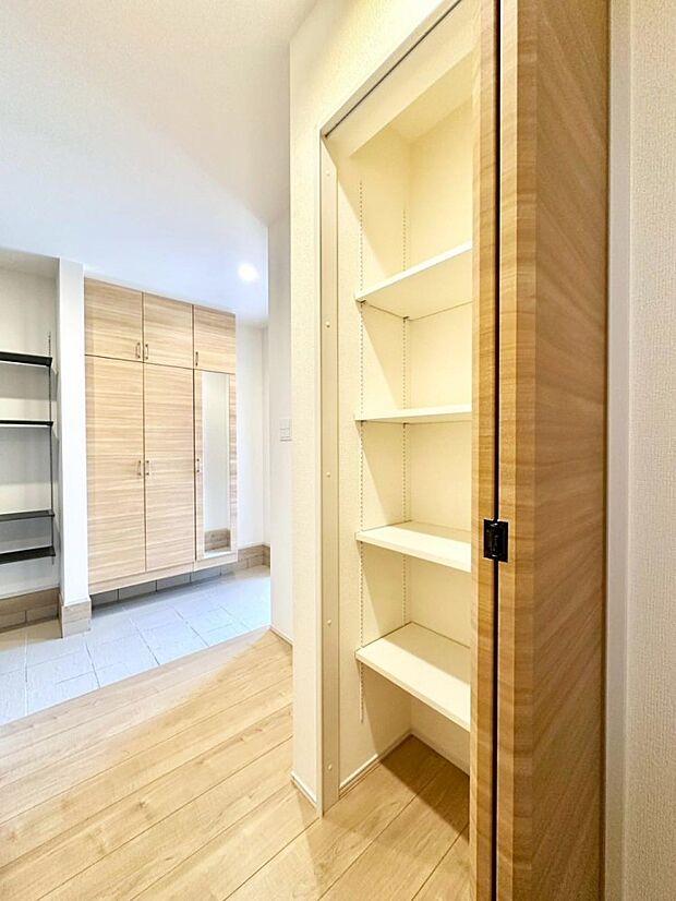 掃除用具や生活雑貨の保管に便利な廊下収納　