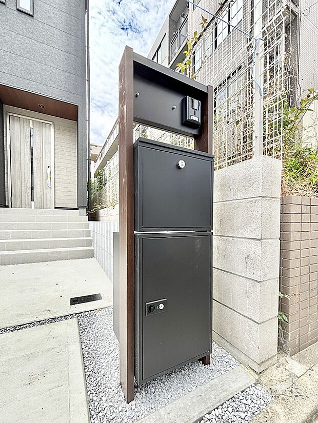 表札・インターホン・ポスト・宅配BOXをひとつに集約。エントランスになじむシンプルデザイン。