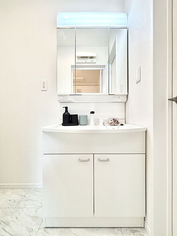 大きく見やすい三面鏡で清潔感ある洗面台は、身だしなみチェックや肌のお手入れにおすすめです。 