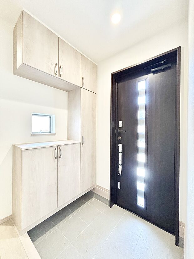 下駄箱はご家族の写真や季節のインテリアで飾り棚として演出できます