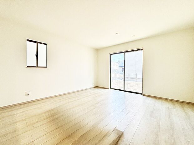 大きな窓からたっぷりの陽光と風を感じられるリビング