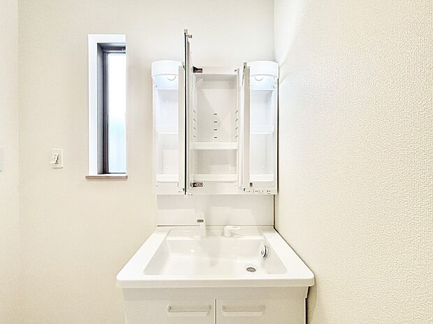 三面鏡の裏に、化粧品や衛生用品などを収納可能。洗面台をすっきりと保ちます!