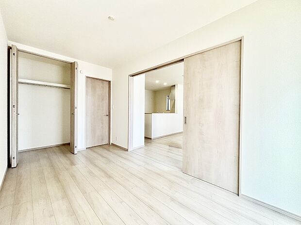 リビング隣接の洋室は個室としても利用できます