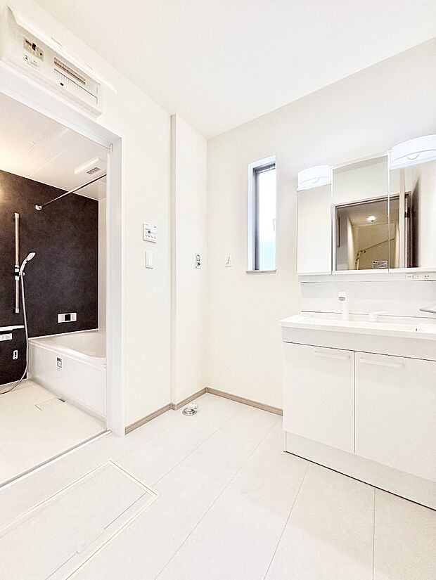 清潔感ある洗面化粧室で朝の身支度も快適