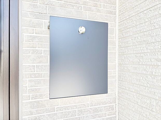 シンプルなデザインのポスト