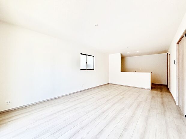 ナチュラルテイストの優しく柔らかい色使いのフローリングが素敵なリビングですね。