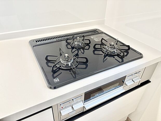 ガスコンロはSiセンサー搭載。火力調節や焦げ付き・消し忘れも防いでくれます。