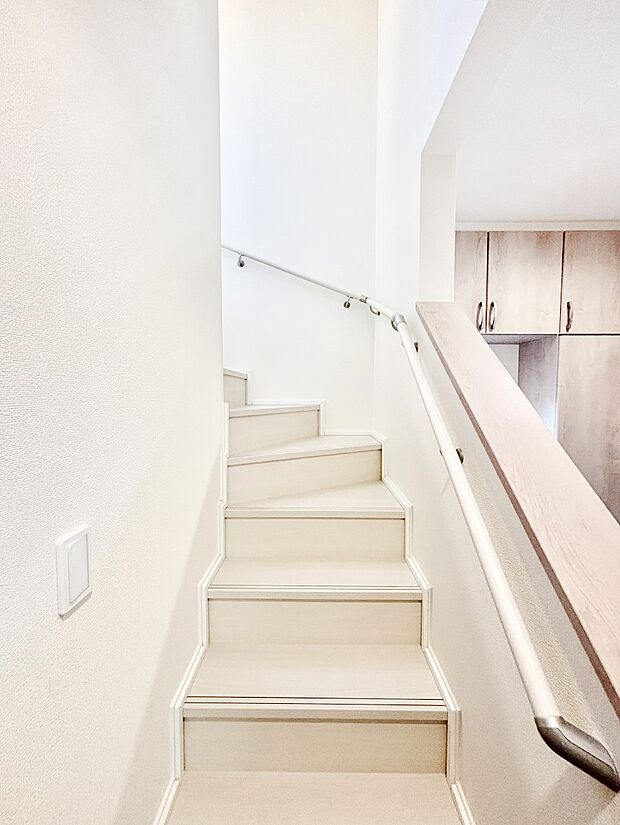 安全性を考慮し階段には手すりを設置しています