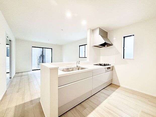 爽やかな風が通り抜けるキッチン。窓があるので明るく換気にも役立ちます。